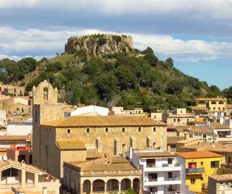 Замок Бегур с видом на город