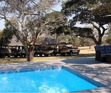Прекрасный бассейн и вездеходы с дикой природой в Monate Game Lodge
