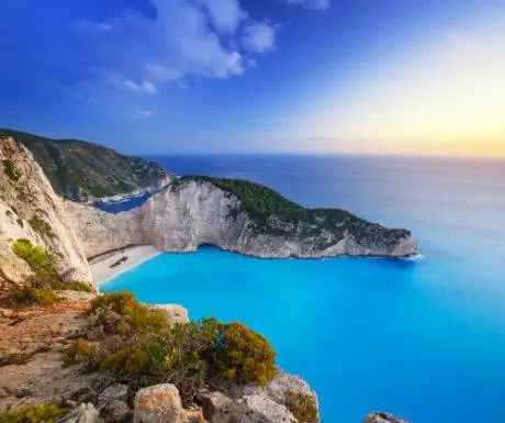 Кораблекрушение на пляже на закате на острове Закинтос, Греция