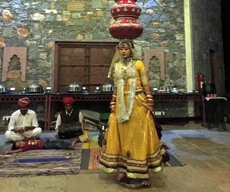 Танцевальное шоу в стиле Болливуда в Аравели