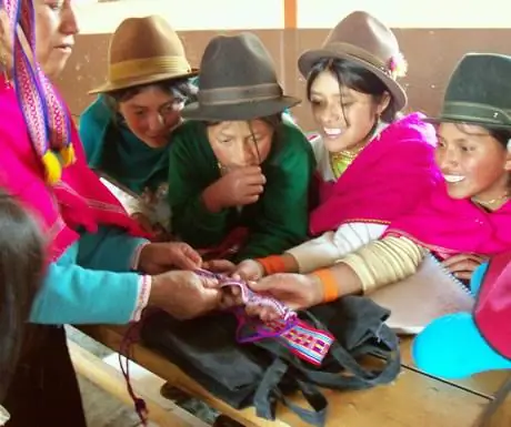 Девушки из Сан-Мигеля учатся изготавливать ожерелья