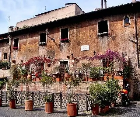 Секретная римская площадь Пьяцца де Мерканти