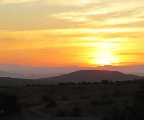 Красочный закат в национальном парке слонов Аддо, Южная Африка