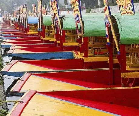 Красочные мексиканские гондолы в плавучих садах Сочимилько