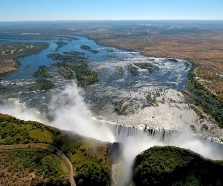 Высокая вода у водопада Виктория Victoria Falls Lodge