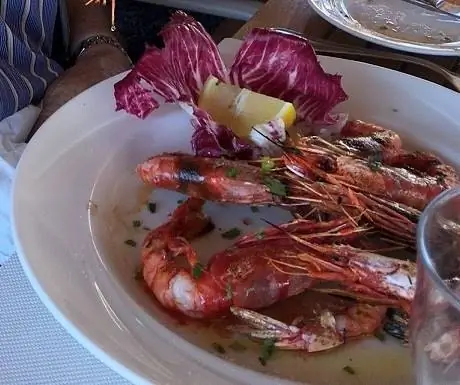 Огромные креветки - фирменное блюдо Мальты.