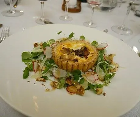 Пирог с козьим сыром, красным луком и грушами