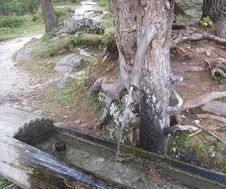 Живописная прогулка: водопад Пискиаду, чистая горная вода.