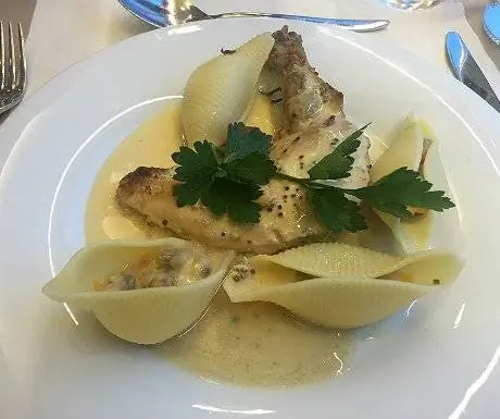 Грудка цесарки с морепродуктами conchiglionis Грудка цесарки с морепродуктами conchiglionis