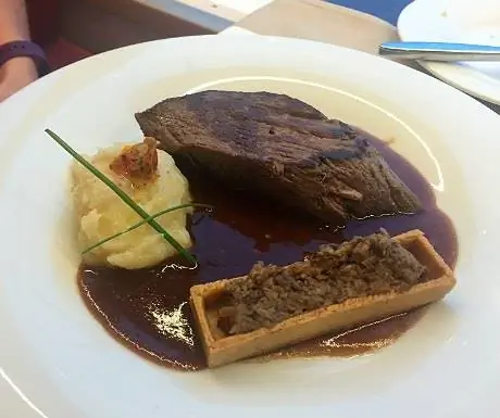 Филе говядины с грибной тарталеткой и соусом из красного перца кампот Филе говядины с грибной тарталеткой и соусом из красного перца кампот