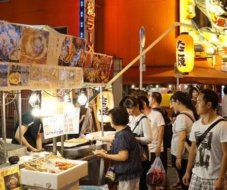 Уличный продуктовый ларек в Осаке, Япония