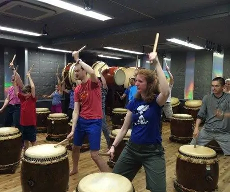Урок игры на барабанах Тайко в Японии.