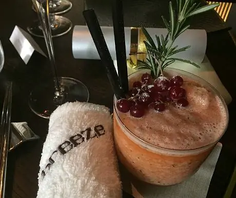 Безалкогольный коктейль на ветру от Lebua