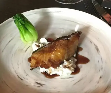 Черная треска, яичный белок, беби пакчой, черный уксус