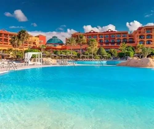 Бассейн и фасад Шератон Фуэртевентура