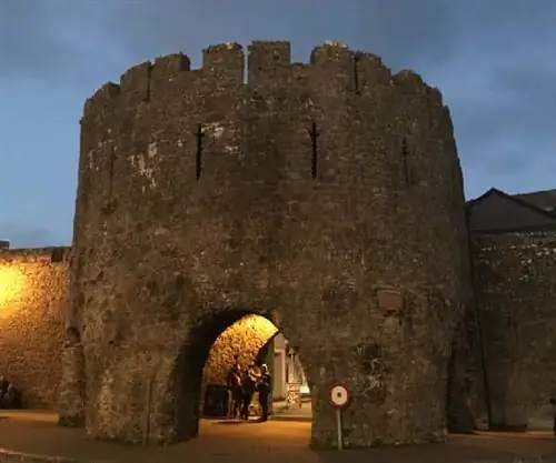 Знаменитые пять арок в Тенби, вход в городские стены Тенби.