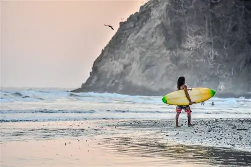 серфер с доской в Никойе в голубой зоне коста-рика