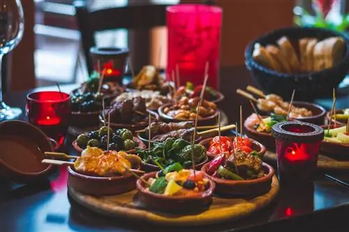 широкий выбор испанских тапас с зубочистками на столе со свечами