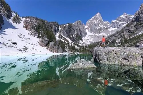 туристы на озере в национальных парках вайоминга - тетон