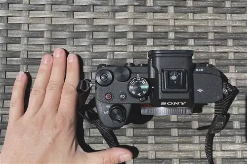 камера рядом с рукой