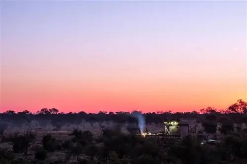 Мужчина горит в лагере Skybed Ботсвана