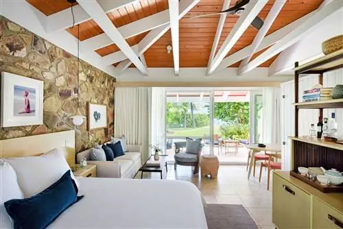 Коттедж Rosewood Little Dix Bay с видом на океан, диваном и патио