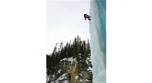 Альпинист спускается по столбу