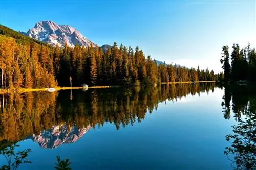 Озеро Стринг, одно из лучших озер в Вайоминге для катания на байдарках.