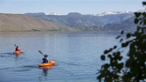 Два гребца на озере Фремонт, одном из крупнейших озер в Вайоминге.