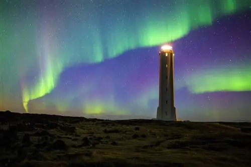Северное сияние на Исландии с маяком, дорога одна