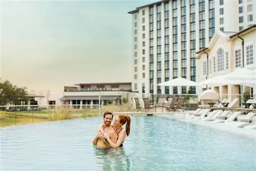 Пара отдыхает в бассейне в Омни Бартон-Крик.