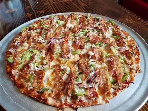 Пирог с пиццей от Imo's Pizza в Сент-Луисе