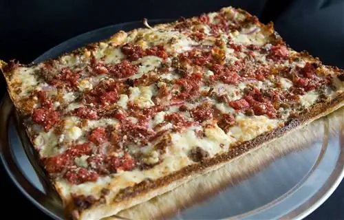 квадратная пицца на тонком тесте из Buddy's Pizza в Детройте