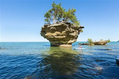 Человек на каяках в Мичигане в Порт-Остине