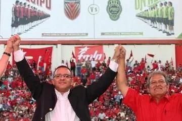 Сальвадор наклоняется влево