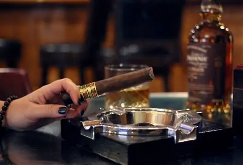 Черчилль Бар в Денвере, женщина курит сигару