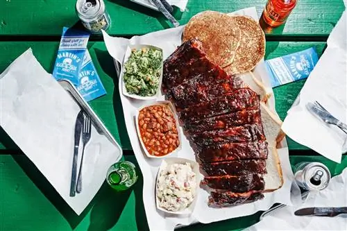 Блюдо с барбекю трется боками о зеленый фон в баре Martin's Bar-B-Que Joint.