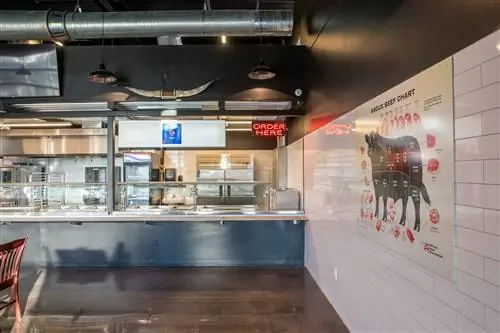 Стойка, где вы заказываете в Bringle's Smoking Oasis, где можно отведать лучшее барбекю в Нэшвилле.