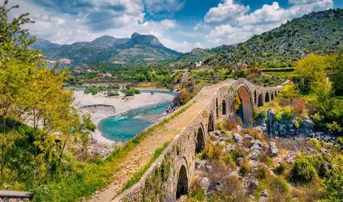 Мост через реку в Шкодере, одна из лучших однодневных поездок из Дубровника.