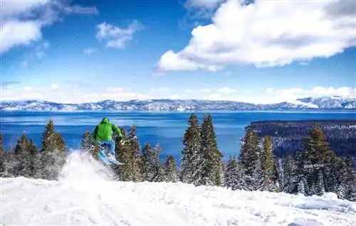 лыжник на свежем воздухе в Хоумвуде, на одном из горнолыжных курортов на озере Тахо