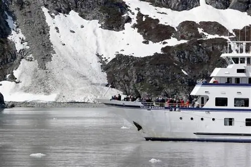 Весна - лучшее время для посещения Аляски для больших многодневных круизов - корабль и айсберг.