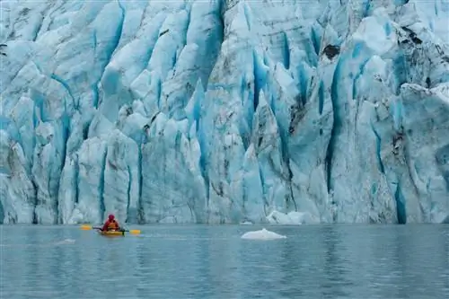 каякер перед ледником на Аляске