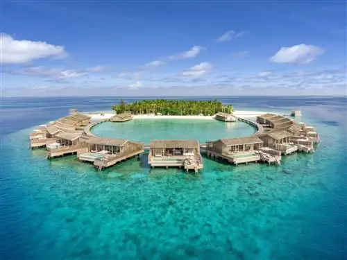 Пляж с белым песком в Kudadoo Maldives Private Island Resort, одном из лучших курортов на Мальдивах