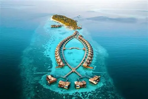 Бунгало над водой на роскошном курорте на Мальдивах Lily Beach Resort