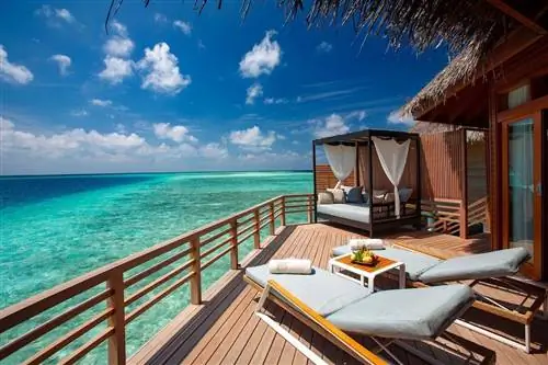 Кушетка на открытом воздухе на роскошном курорте Baros Maldives на Мальдивах
