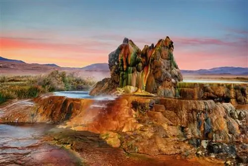 Fly Geyser, одна из лучших однодневных поездок в Рино в пустыне