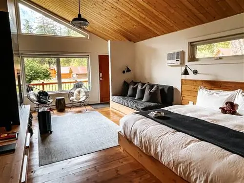 Спальня в лодже Tweedsmuir Park Lodge в Британской Колумбии