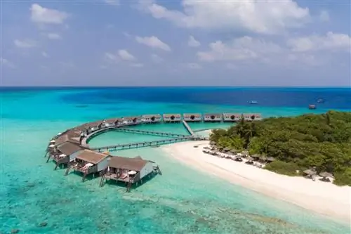 Reethi Beach Resort - одно из самых дешевых бунгало над водой на Мальдивах.