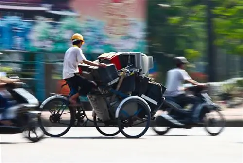 Сумасшедшие люди ездят на велосипедах во Вьетнаме