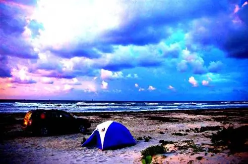 Вся сетка и небо в этой палатке звездочета